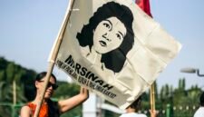 Ilustrasi gerakan buruh Indonesia, peserta aksi mengibarkan bendera bergambar Marsinah, ikon perjuangan buruh. (Foto: Wikimedia Commons, CC BY 2.0)