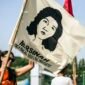 Ilustrasi gerakan buruh Indonesia, peserta aksi mengibarkan bendera bergambar Marsinah, ikon perjuangan buruh. (Foto: Wikimedia Commons, CC BY 2.0)