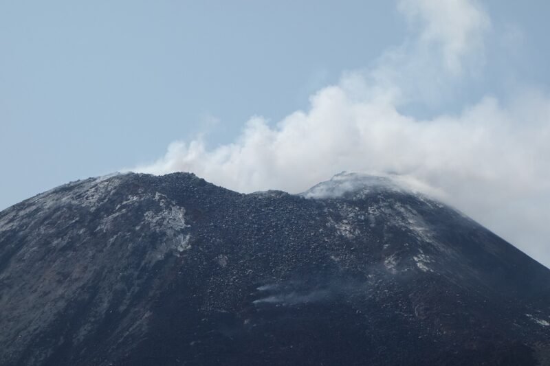 Kawah Gunung Anak Krakatau di perairan Selat Sunda, Lampung. (Foto: Wikimedia Commons, CC BY-SA 3.0)
