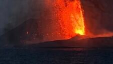 Semburan lava Gunung Anak Krakatau. Gunung api ini berstatus Siaga (Level III) sejak 9 Oktober 2026. (Foto: Pemprov Lampung via Wikimedia Commons)