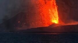 Semburan lava Gunung Anak Krakatau. Gunung api ini berstatus Siaga (Level III) sejak 9 Oktober 2026. (Foto: Pemprov Lampung via Wikimedia Commons)