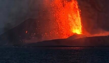 Semburan lava Gunung Anak Krakatau