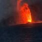 Semburan lava Gunung Anak Krakatau. Gunung api ini berstatus Siaga (Level III) sejak 9 Oktober 2026. (Foto: Pemprov Lampung via Wikimedia Commons)