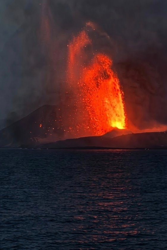 Semburan lava Gunung Anak Krakatau. Gunung api ini berstatus Siaga (Level III) sejak 9 Oktober 2026. (Foto: Pemprov Lampung via Wikimedia Commons)