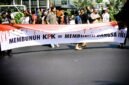 Aksi damai dukungan untuk Komisi Pemberantasan Korupsi (KPK). Spanduk bertuliskan 
