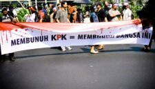 Aksi damai dukungan untuk Komisi Pemberantasan Korupsi (KPK). Spanduk bertuliskan