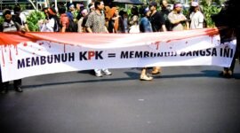Aksi damai dukungan untuk Komisi Pemberantasan Korupsi (KPK). Spanduk bertuliskan 