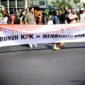 Aksi damai dukungan untuk Komisi Pemberantasan Korupsi (KPK). Spanduk bertuliskan 